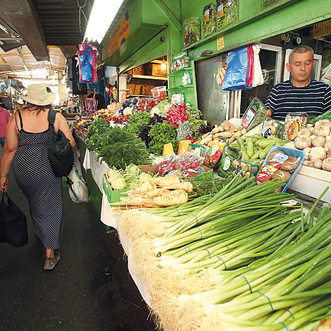 דוכן ירקות בשוק המקורה | צילום: אלעד גרשגורן