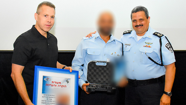 Gilad Erdan (l) and Roni Alsheikh (r) during ceremony (Pohoto: Police spokesperson's unit) 