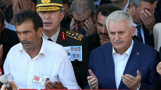 ראש ממשלת טורקיה (מימין) בהלוויית אחד מהרוגי ניסיון ההפיכה (צילום: EPA) (צילום: EPA)