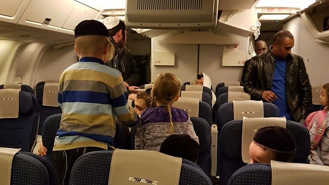 במטוס, בדרך לישראל ()