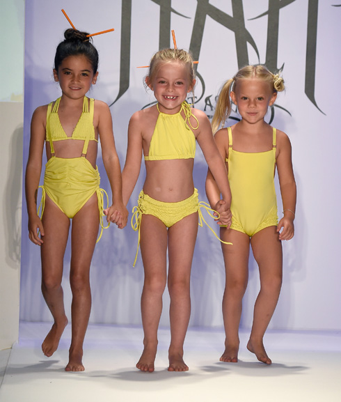 הדוגמנית האנה קירקלי כתבה: "לצעוד עם שלוש הלוהטות האלה היה חלום" (צילום: Gettyimages)