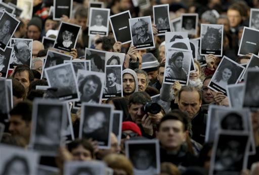 Protestors rally to bring justice to AMIA victims (Photo: AP)