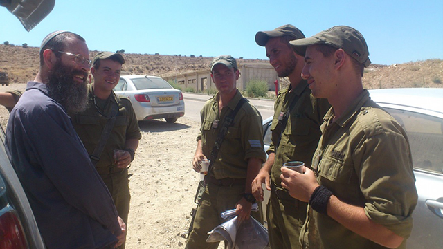 Yigal Levinstein speaking with IDF soldiers (Photo: Bnei David Yeshiva)