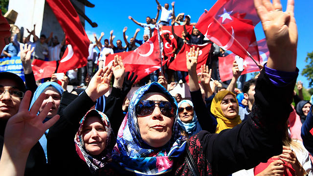 תומכי ארדואן חוגגים באיסטנבול (צילום: AP) (צילום: AP)