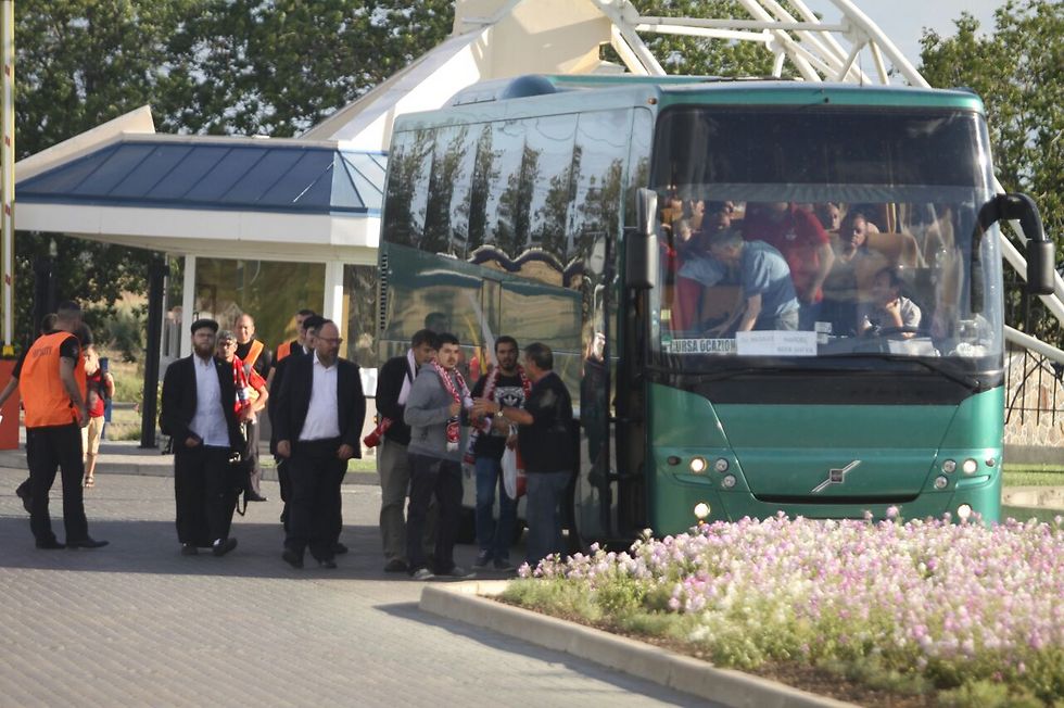 אחד מהאוטובוסים שכן הגיע לאצטדיון (צילום: שי מוגילבסקי) (צילום: שי מוגילבסקי)