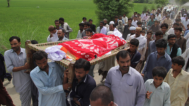 הלווייץ כוכבת הפייסבוק קנדיל בלוץ' שנרצחה על-ידי אחיה (צילום: AFP) (צילום: AFP)