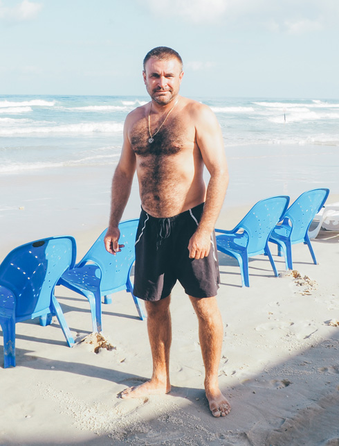 סרגיי פיסקונוב, בן 39 מבת ים, מוכר כיסאות ומיטות בחוף. "אם אתה מתאהב בים, אתה כבר לא יכול לעבוד במשהו אחר" (צילום: אורית פניני)