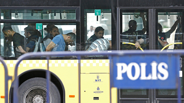 אוטובוסים מובילים עצורים באיסטנבול (צילום: EPA) (צילום: EPA)