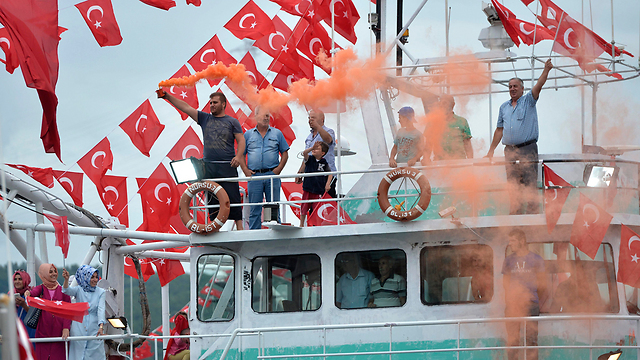 מפגינים בים עם דגלי טורקיה (צילום: EPA) (צילום: EPA)