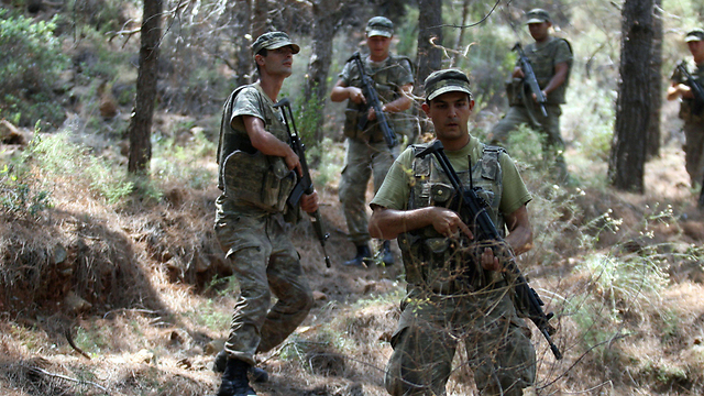 כוחות צבא טורקיים מחפשים אחר מורדים ביערות מרמריס (צילום: רויטרס) (צילום: רויטרס)