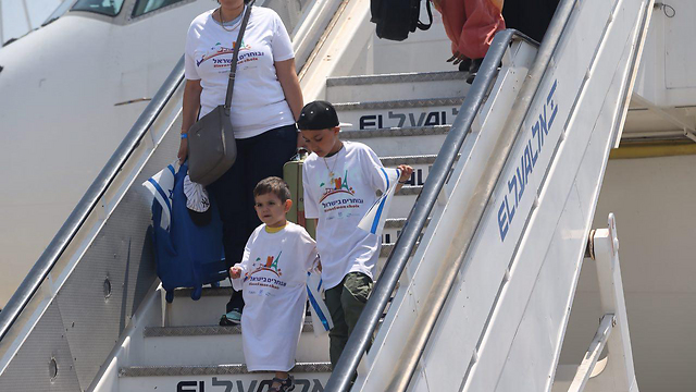 French olim arriving in Israel. (Archive photo: Motti Kimchi)