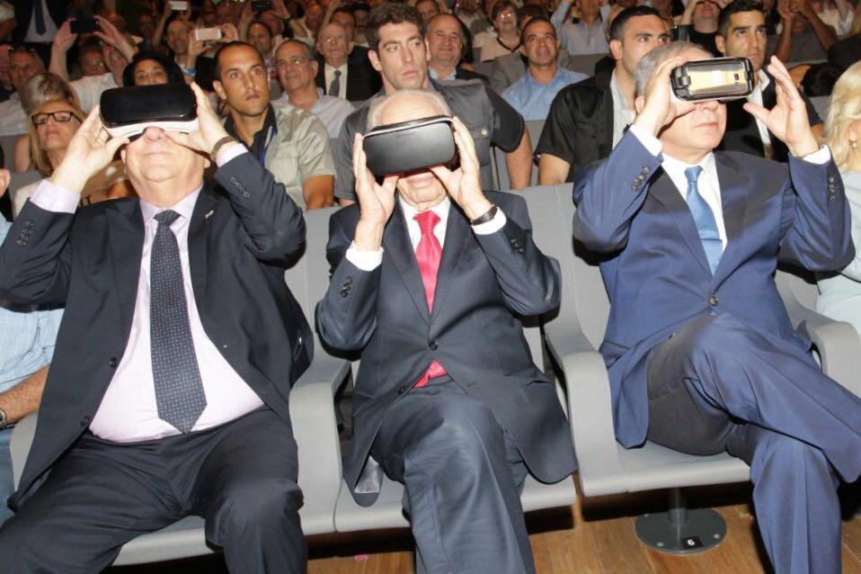 רה"מ נתניהו, מר פרס והנשיא ריבלין צופים במרכז החדשנות במשקפי מציאות מדומה (צילום: רפי דלויה) (צילום: רפי דלויה)