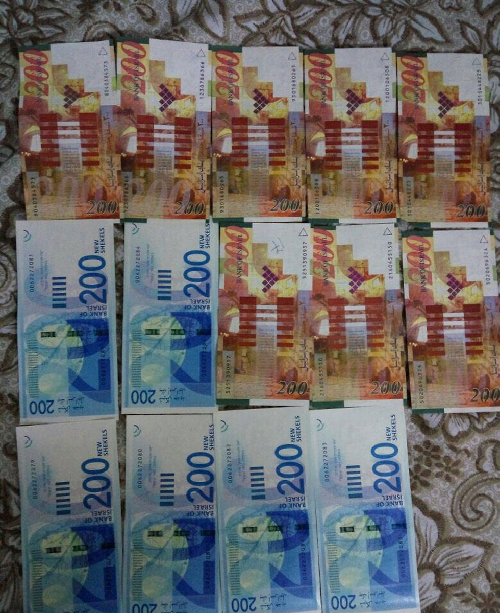 כסף שהמשטרה חילטה מהחשודים בהונאה (צילום:  דוברות המשטרה) (צילום:  דוברות המשטרה)