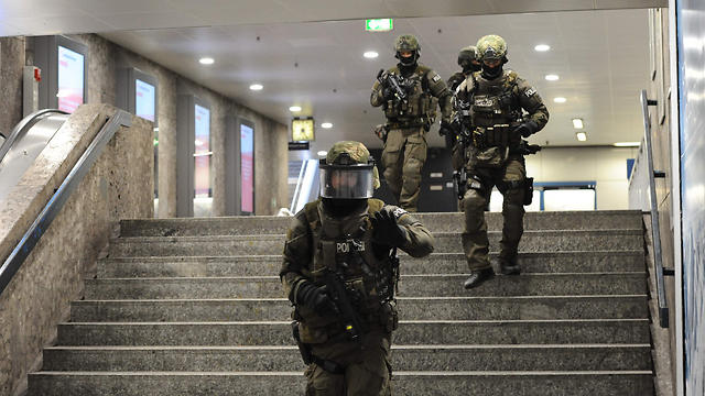 64 חיילים כבר חשודים כאיסלאמיסטים. כוחות צבא אחרי אירוע ירי במינכן (צילום: AFP) (צילום: AFP)