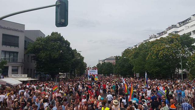 יותר מחצי מיליון איש השתתפו במצעד בברלין ()