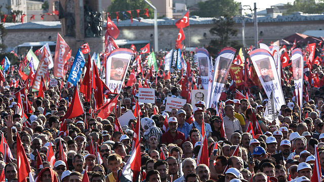 הפגנת תמיכה בדמוקרטיה אתמול באיסטנבול (צילום: MCT) (צילום: MCT)
