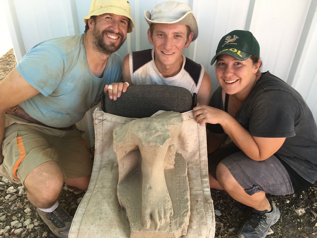 המתנדבים בחפירה שמצאו את הפסל המצרי, מימין - אלנה סוואט מדרום אפריקה, בריאן קובאץ’ מארצות הברית  (צילום: שלומית בכר)