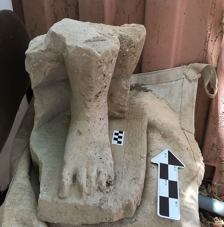פסל מצרי מונומנטאלי של פקיד בכיר מימי השושלת התיכונה במצרים, אשר התגלה בארמון האדמיניסטרטיבי בחצור (צילום: שלומית בכר)