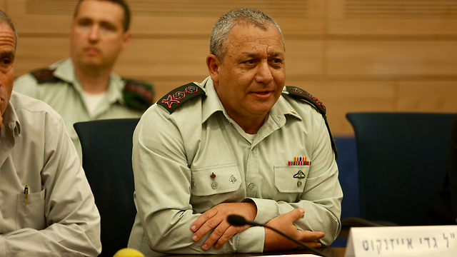 Lt. Gen. Eisenkot. Finalizing the aid package. (Photo: Gil Yohanan) (Photo: Gil Yohanan)