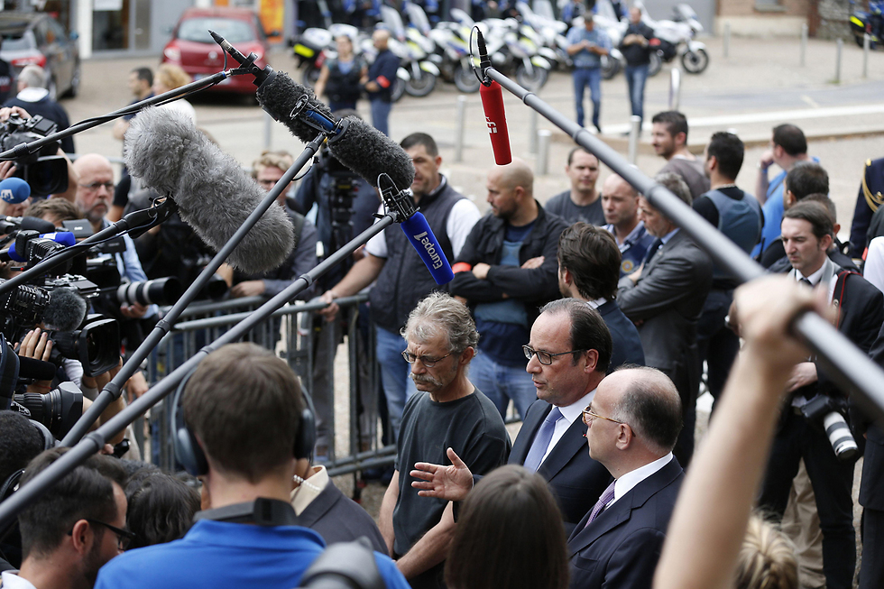 פרנסואה הולנד בזירת הפיגוע (צילום: AFP) (צילום: AFP)