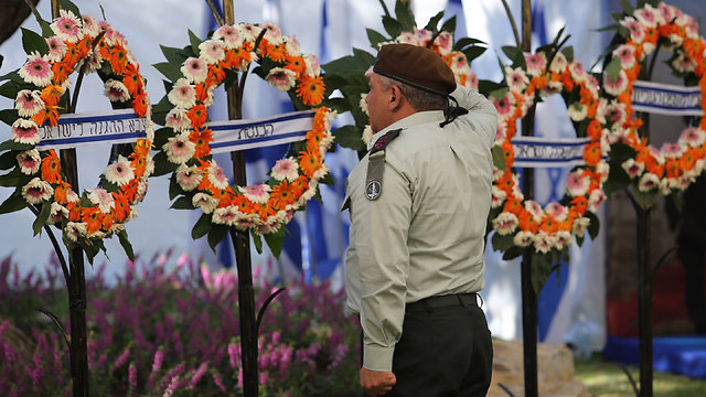 Former IDF chief Gadi Eisenkot salutes fallen IDF soldiers who died during the 2014 Gaza war (Photo: Gil Yohanan)