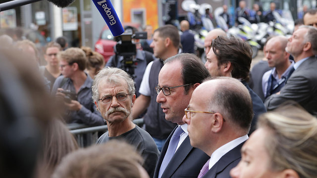 "דאעשד הכריז עלינו מלחמה". נשיא צרפת הולנד בזירת הפיגוע לצד שר הפנים קזנוב (צילום: MCT) (צילום: MCT)