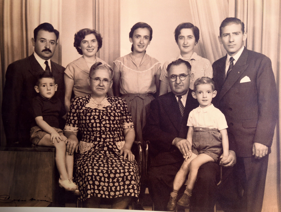 בן-אביר (עומד, ראשון מימין) עם אשתו פאני (לידו) ובני משפחתם, ארגנטינה, 1951. "בשביל מה לעלות לארץ? מה יש לחפש שם?" (צילום: חיים הורנשטיין)