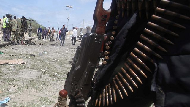 ליד זירת הפיגוע בסומליה (צילום: רויטרס) (צילום: רויטרס)