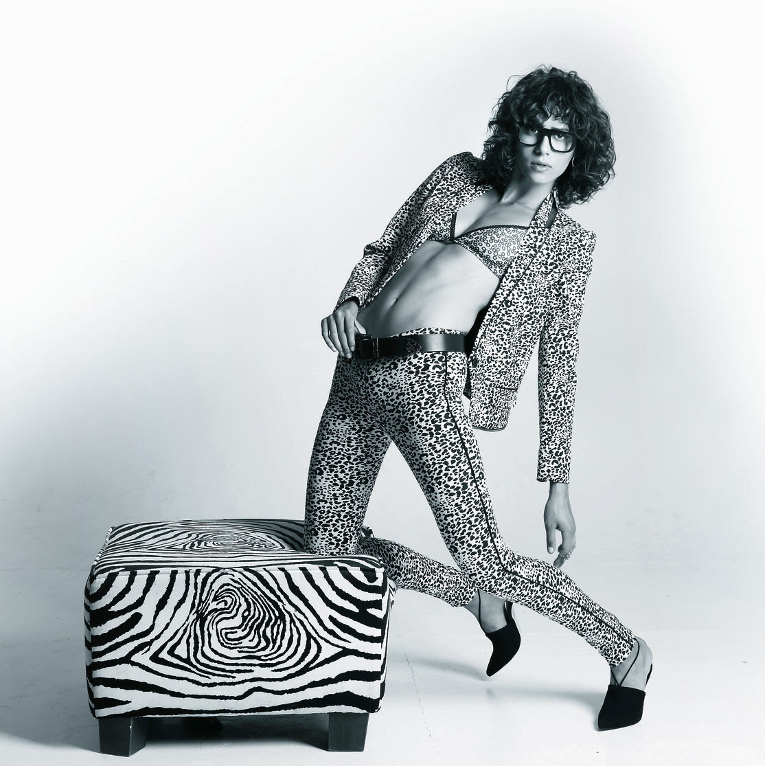חליפה: Zadig and Voltaire ז'קט: 2,090 שקל. מכנסיים: 965 שקל (המחירים לפני הנחה). חזייה: Momoni לנומרו 13 , 225 שקל חגורה: עמנואל, 900 שקל. משקפיים: Theo לורובל אופטיק בוטיק, 4,190 שקל. נעליים: אלדו, 399 שקל. טבעת: 950 ,Ruby Star שקל. עגילים: 750 ,Ruby Star שקל חליפה: Zadig and Voltaire ז'קט: 2,090 שקל. מכנסיים: 965 שקל (המחירים לפני הנחה). חזייה: Momoni לנומרו 13 , 225 שקל חגורה: עמנואל, 900 שקל. משקפיים: Theo לורובל אופטיק בוטיק, 4,190 שקל. נעליים: אלדו, 399 שקל. טבעת: 950 ,Ruby Star שקל. עגילים: 750 ,Ruby Star שקל