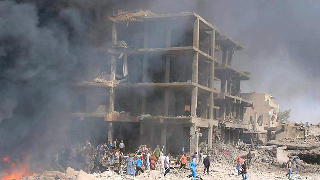 תוצאות פיצוץ מכונית התופת בצפון סוריה (צילום: EPA) (צילום: EPA)