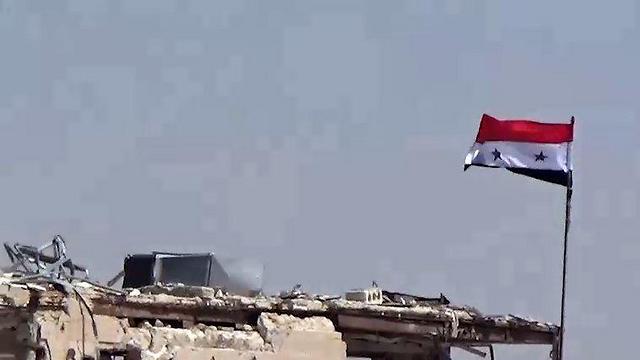 דגל סוריה בדרך אל-קאסטילו ()