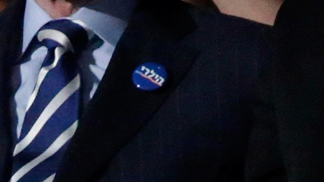 סיכת הילרי בעברית על הז'קט של ביל קלינטון (צילום: EPA) (צילום: EPA)