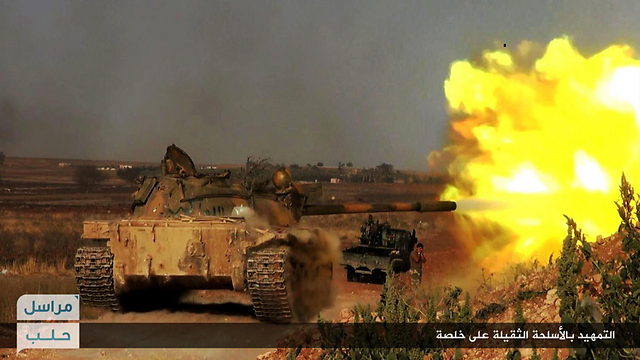 Al-Nusra Front firing a tank (Photo: AP) (Photo: AP)