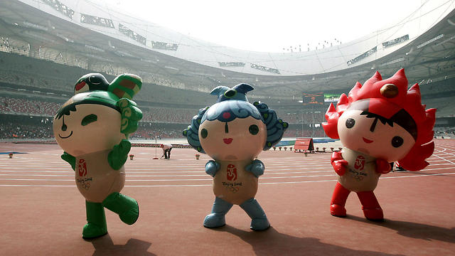 הקמעות האולימפיים בזמן האולימפיאדה ב-2008 (צילום: AFP) (צילום: AFP)