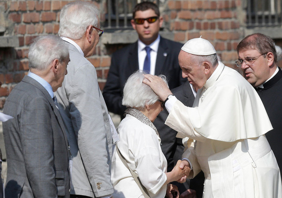 האפיפיור נפגש עם ניצולי שואה באושוויץ, היום (צילום: רויטרס) (צילום: רויטרס)
