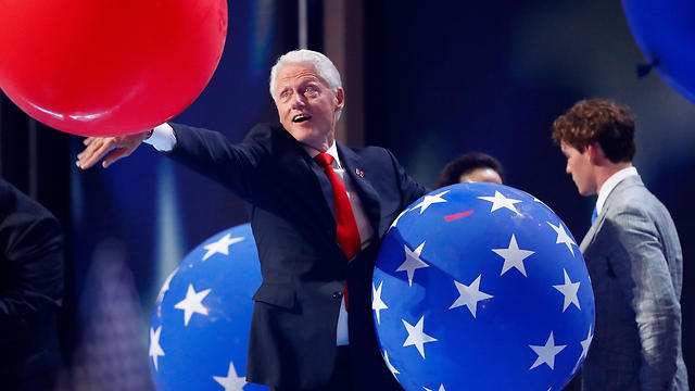 ביל קלינטון והבלונים (צילום: AFP) (צילום: AFP)