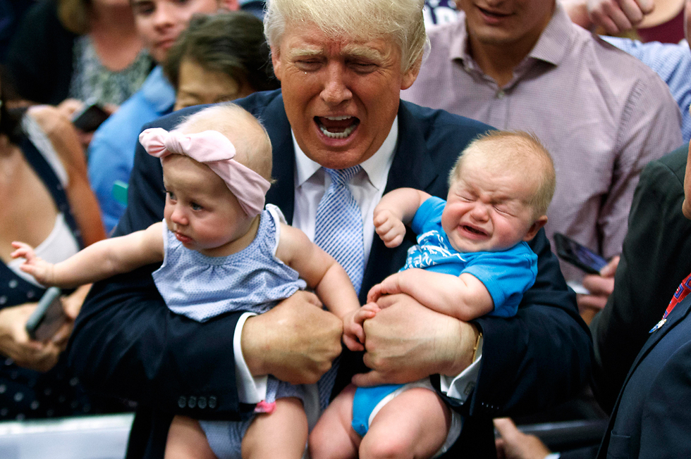 נוסחת ההצלחה שלו - השערוריות רק מחזקות אותו. טראמפ עם תינוקות בקולורדו (צילום: AP) (צילום: AP)