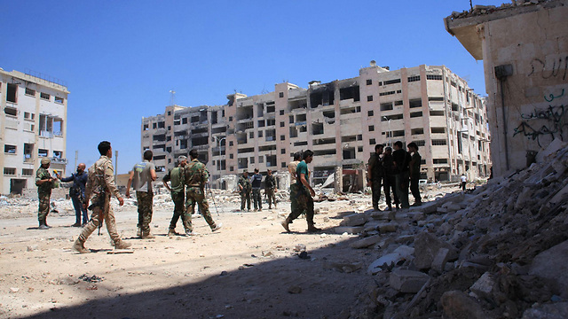 צבא סוריה נכנס לשכונת בני זיד אחרי שהמורדים נמלטו (צילום: AFP) (צילום: AFP)