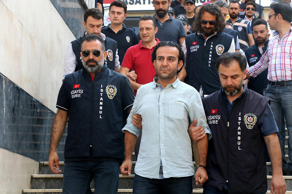 עיתונאים נלקחים למעצר אתמול בטורקיה (צילום: AP) (צילום: AP)