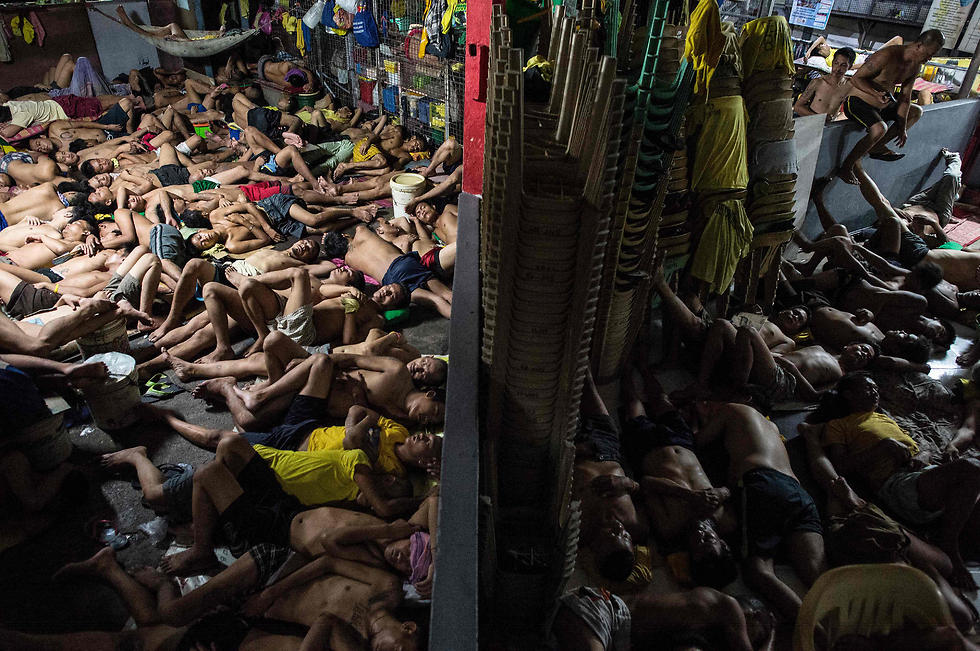צפיפות אימים בבית סוהר בפיליפינים (צילום: AFP) (צילום: AFP)