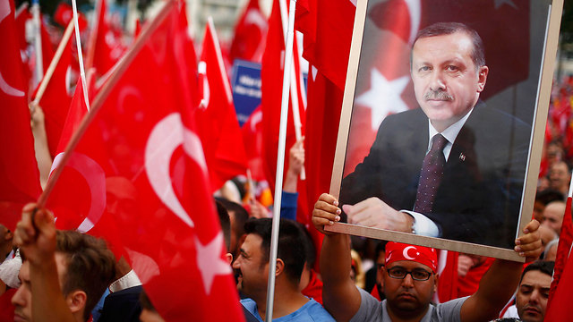 טורקים תומכי ארדואן מפגינים בקלן (צילום: רויטרס) (צילום: רויטרס)