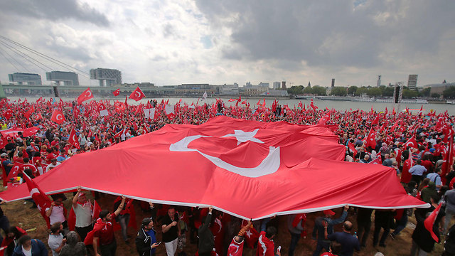 שלושה מיליון טורקים ברחבי גרמניה. הפגנת תמיכה בארדואן בקלן (צילום: EPA) (צילום: EPA)