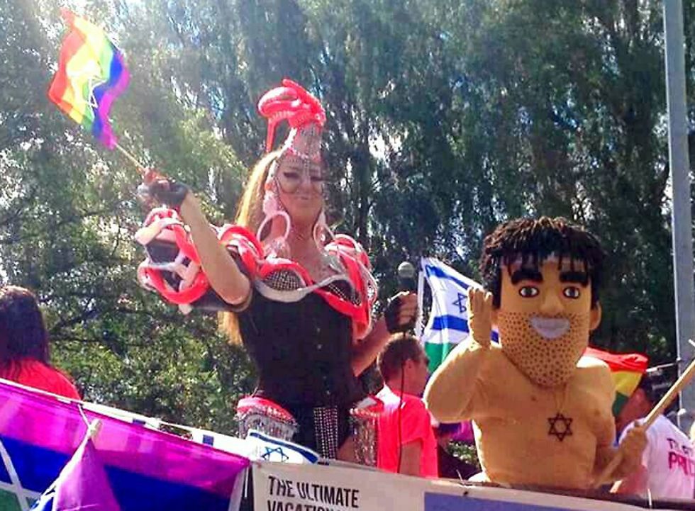 הבובה הישראלית במצעד הגאווה בשטוקהולם ( ) ( )