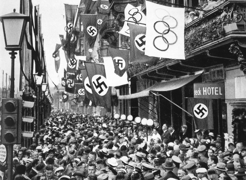 דגל גרמניה הנאצית והדגל האולימפי (צילום: getty images) (צילום: getty images)