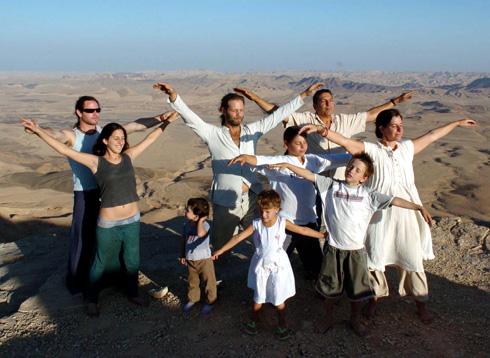 בני הזוג עם ארבעת ילדיהם ושלושה חברים עושים מדיטציה במכתש רמון, 2005 (צילום: חיים הורנשטיין)
