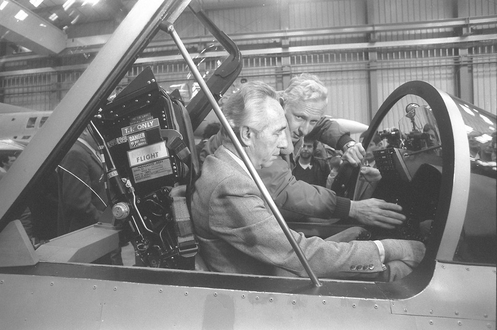 ביקור ראש הממשלה דאז, שמעון פרס, בתעשייה האווירית בשנות ה-80 בלוד (באדיבות ארכיון צה"ל ומערכת הבטחון) (באדיבות ארכיון צה