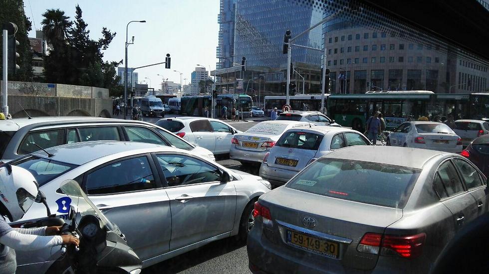 פקק בתל אביב. כמעט כל האוטובוסים מונעים במנועי דיזל (צילום: אורן רייס) (צילום: אורן רייס)