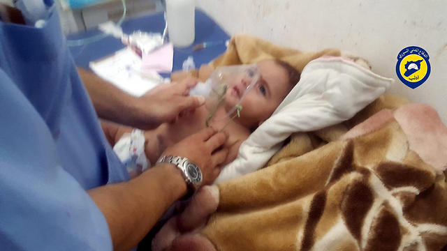 טיפול בתינוק שנטען כי נפגע מגז באידליב (צילום: EPA) (צילום: EPA)
