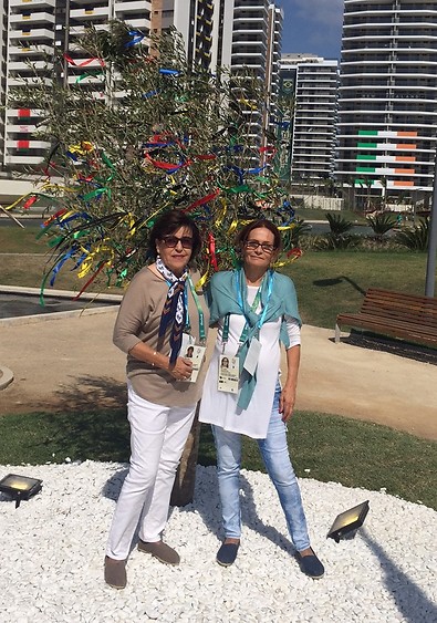 אילנה רומנו ואנקי שפיצר ייצגו את החללים בטקס (צילום: הוועד האולימפי)