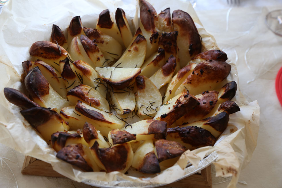 תפוחי אדמה בתנור במלח גס ורוזמרין (צילום: עודד חוברה)